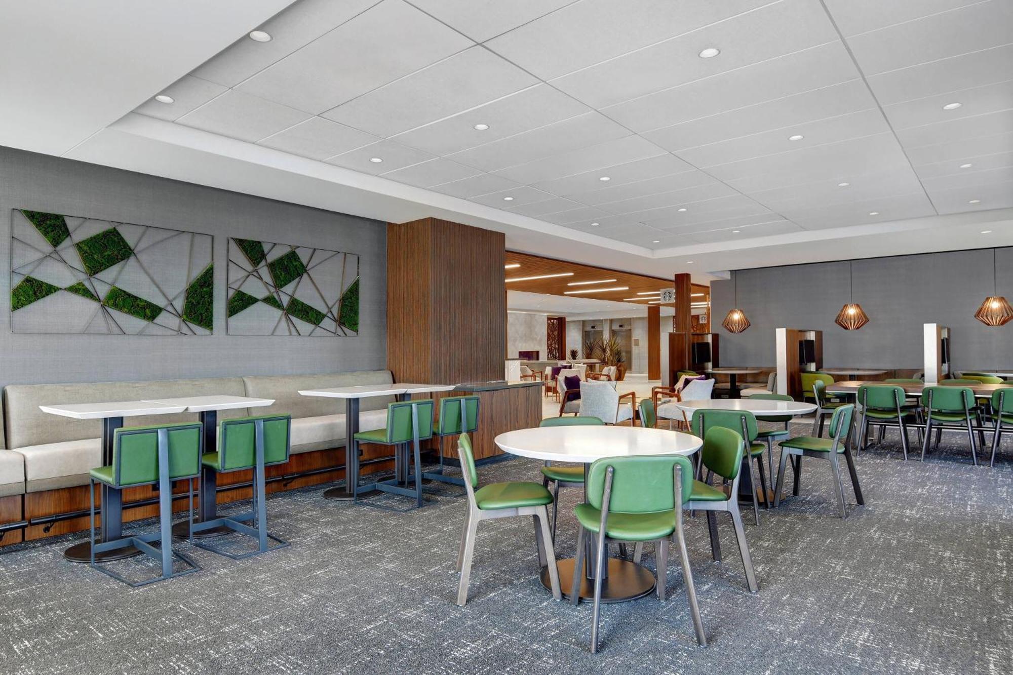 Courtyard By Marriott Manhattan Aggieville Bagian luar foto
