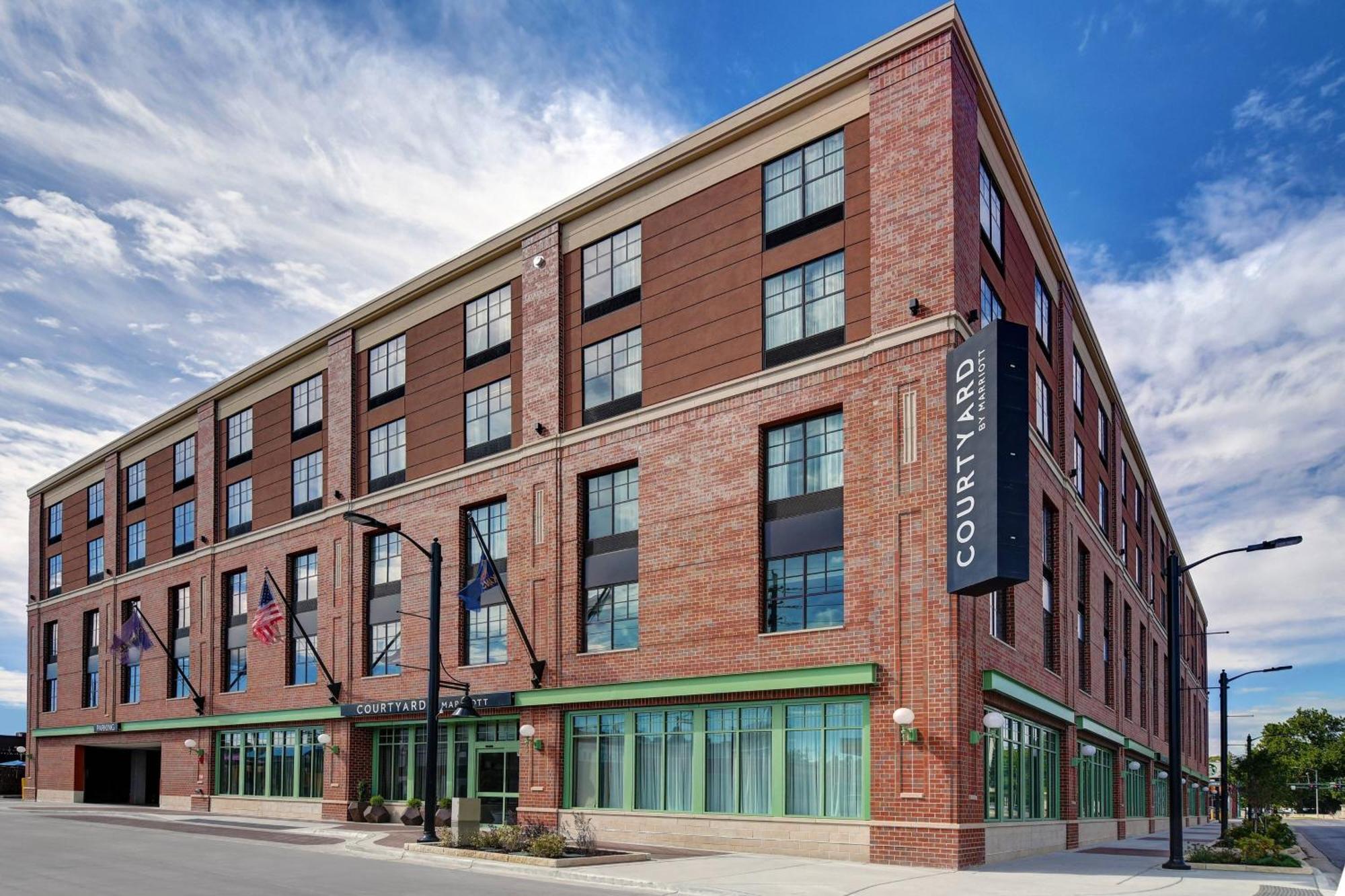 Courtyard By Marriott Manhattan Aggieville Bagian luar foto