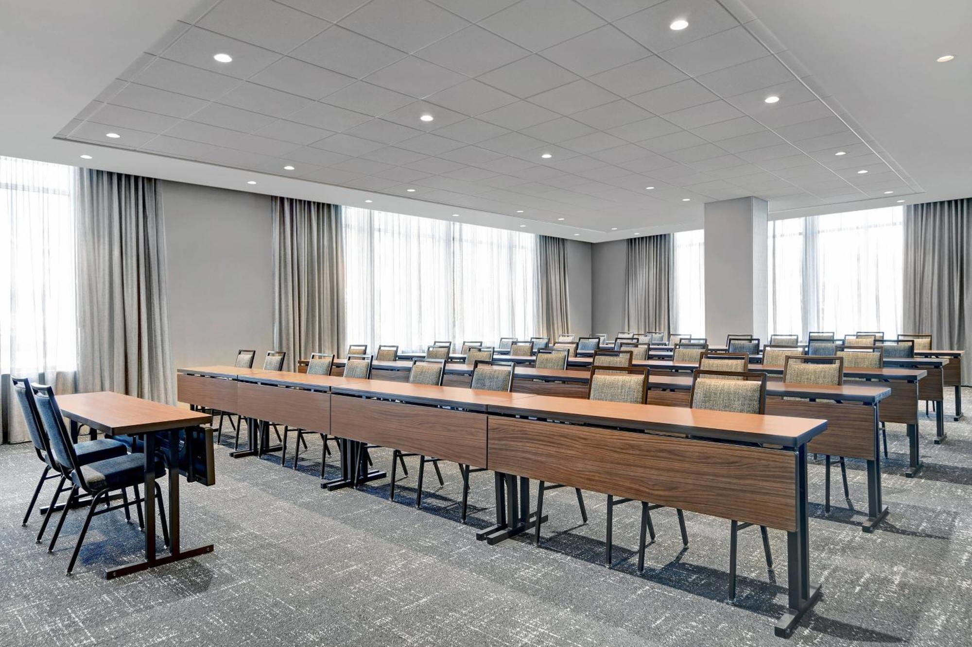 Courtyard By Marriott Manhattan Aggieville Bagian luar foto