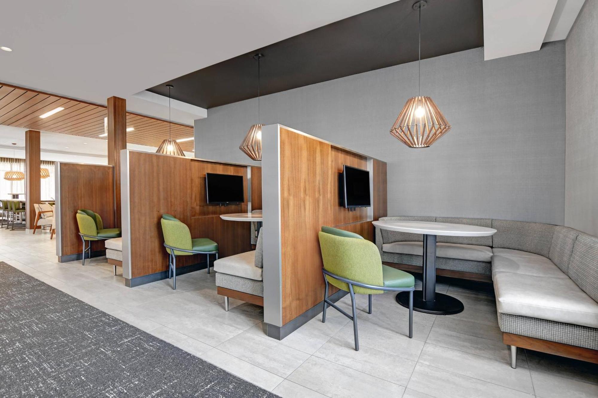 Courtyard By Marriott Manhattan Aggieville Bagian luar foto