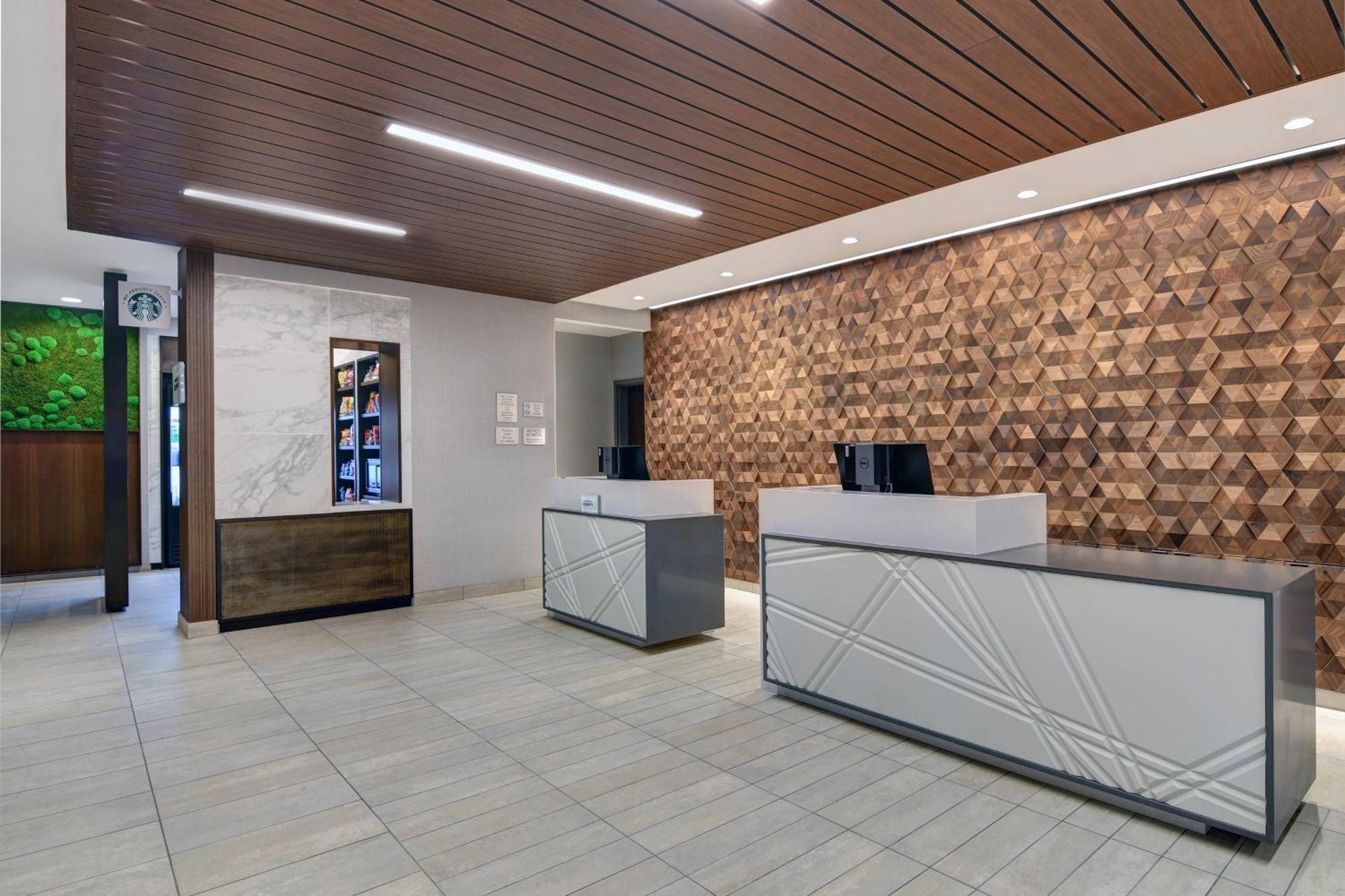 Courtyard By Marriott Manhattan Aggieville Bagian luar foto