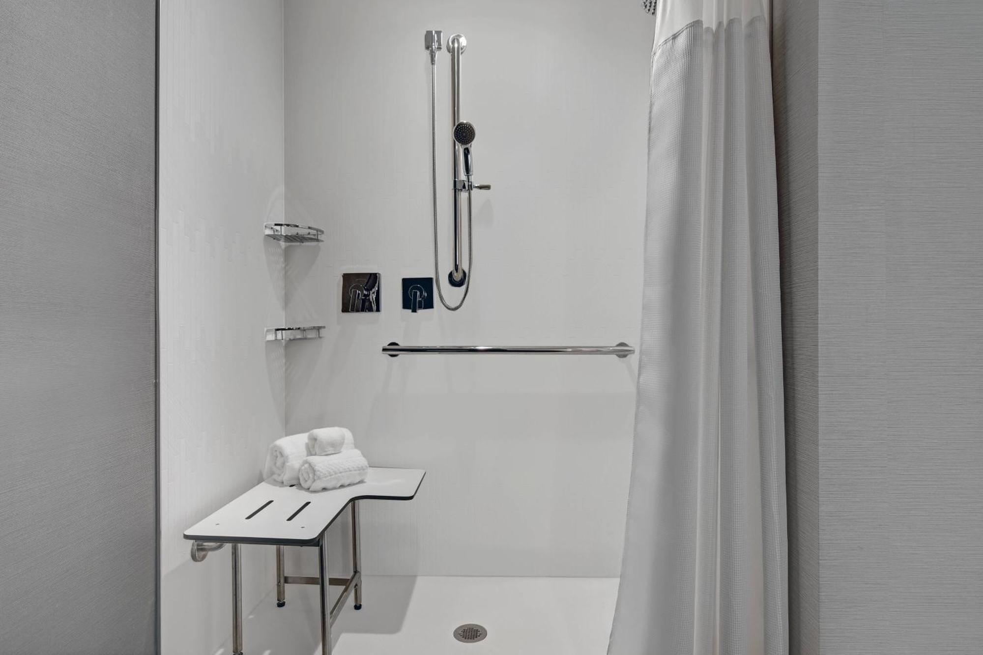 Courtyard By Marriott Manhattan Aggieville Bagian luar foto