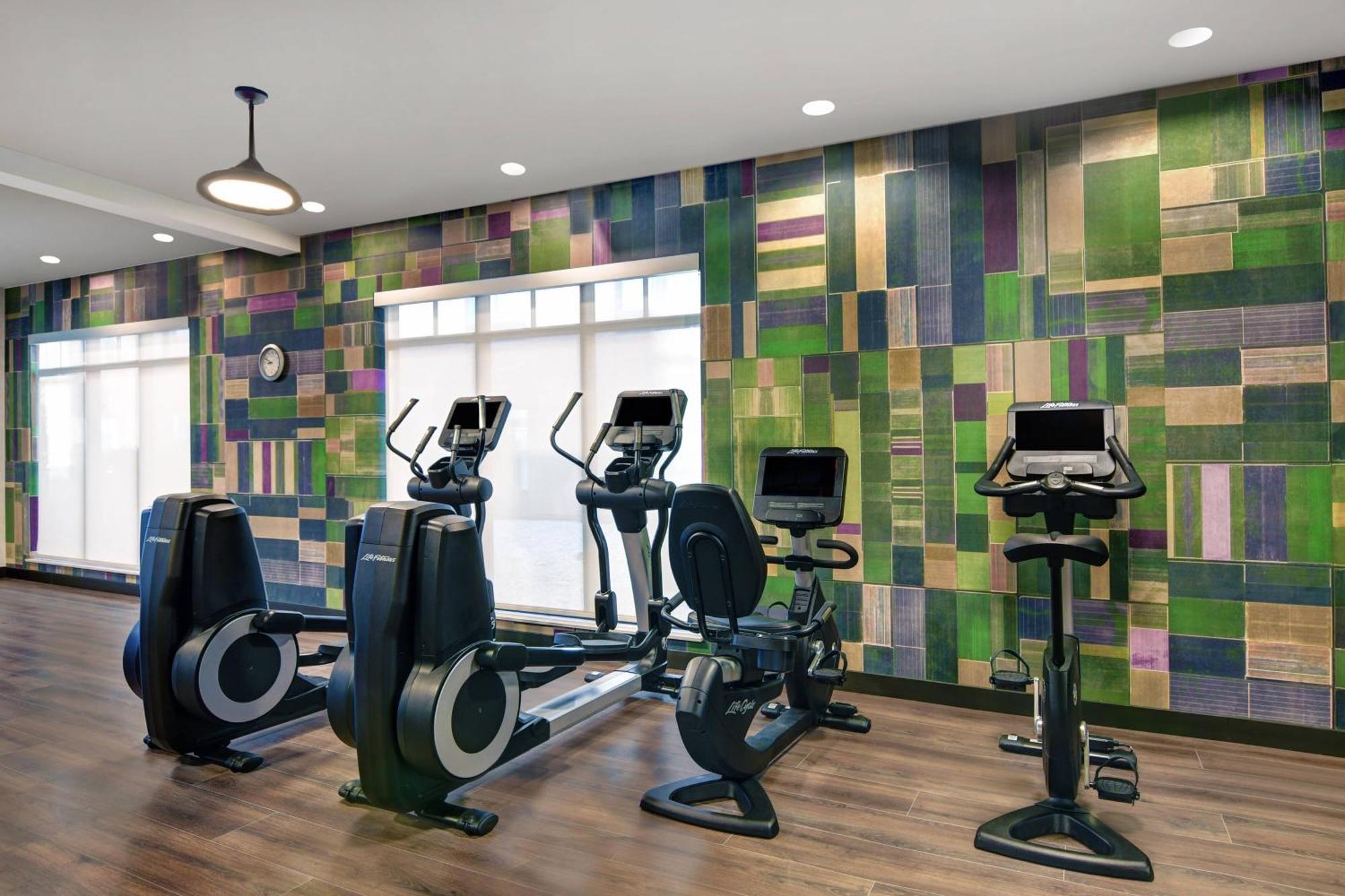 Courtyard By Marriott Manhattan Aggieville Bagian luar foto