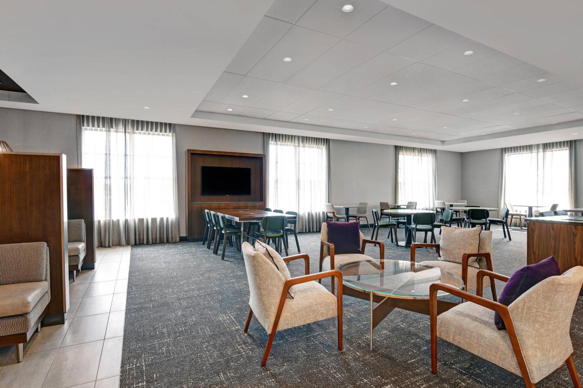 Courtyard By Marriott Manhattan Aggieville Bagian luar foto