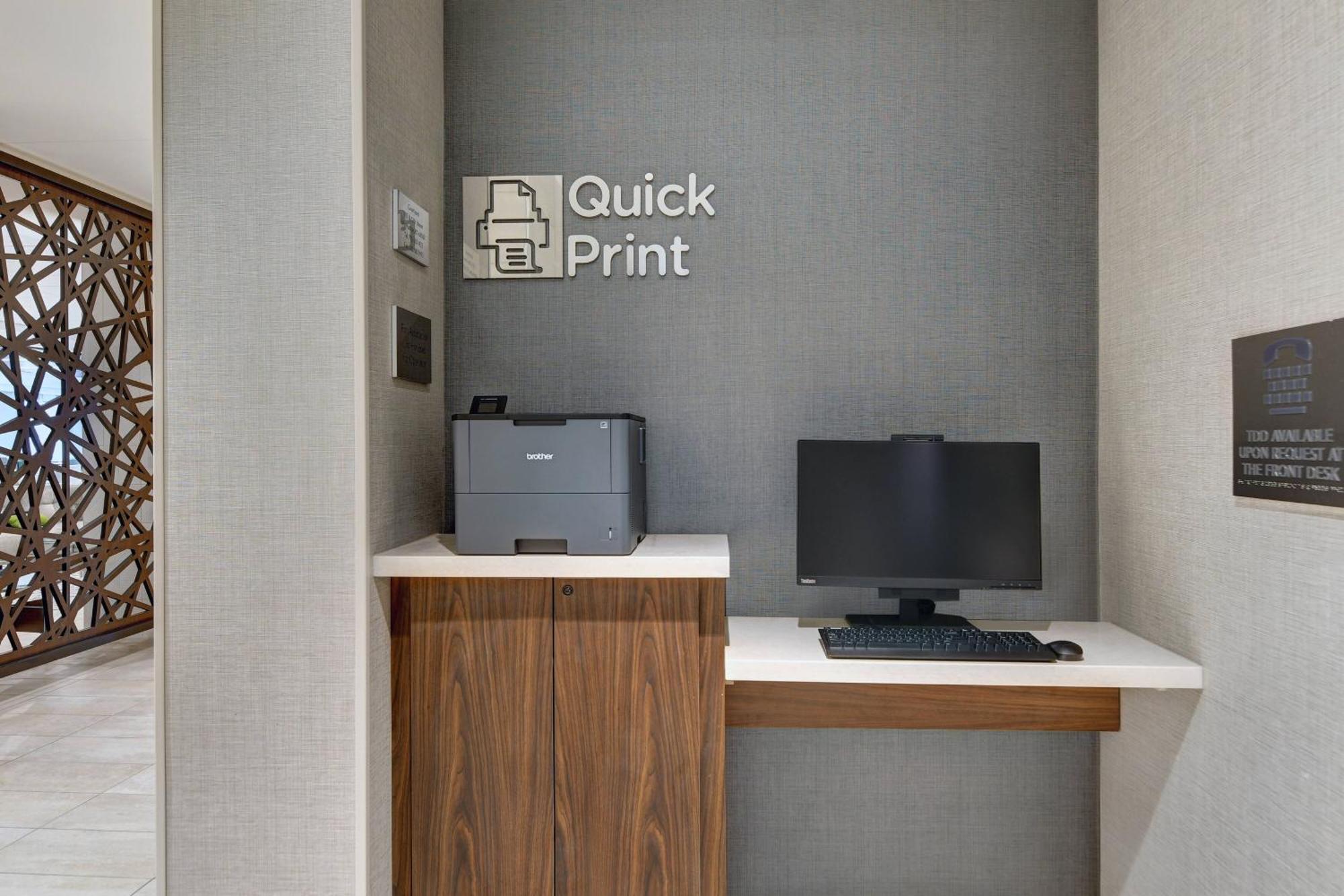 Courtyard By Marriott Manhattan Aggieville Bagian luar foto
