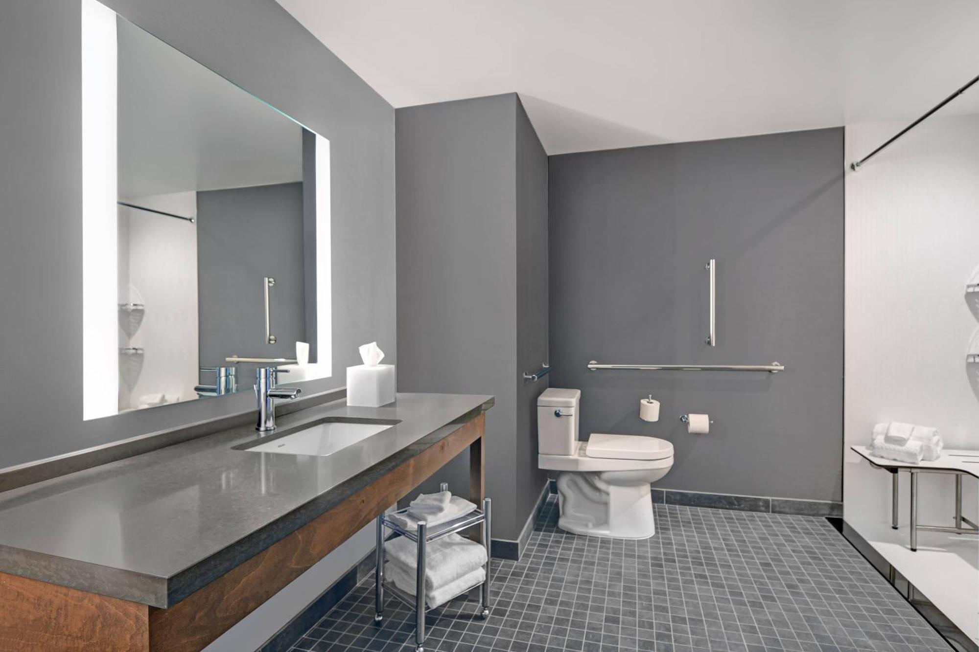Courtyard By Marriott Manhattan Aggieville Bagian luar foto