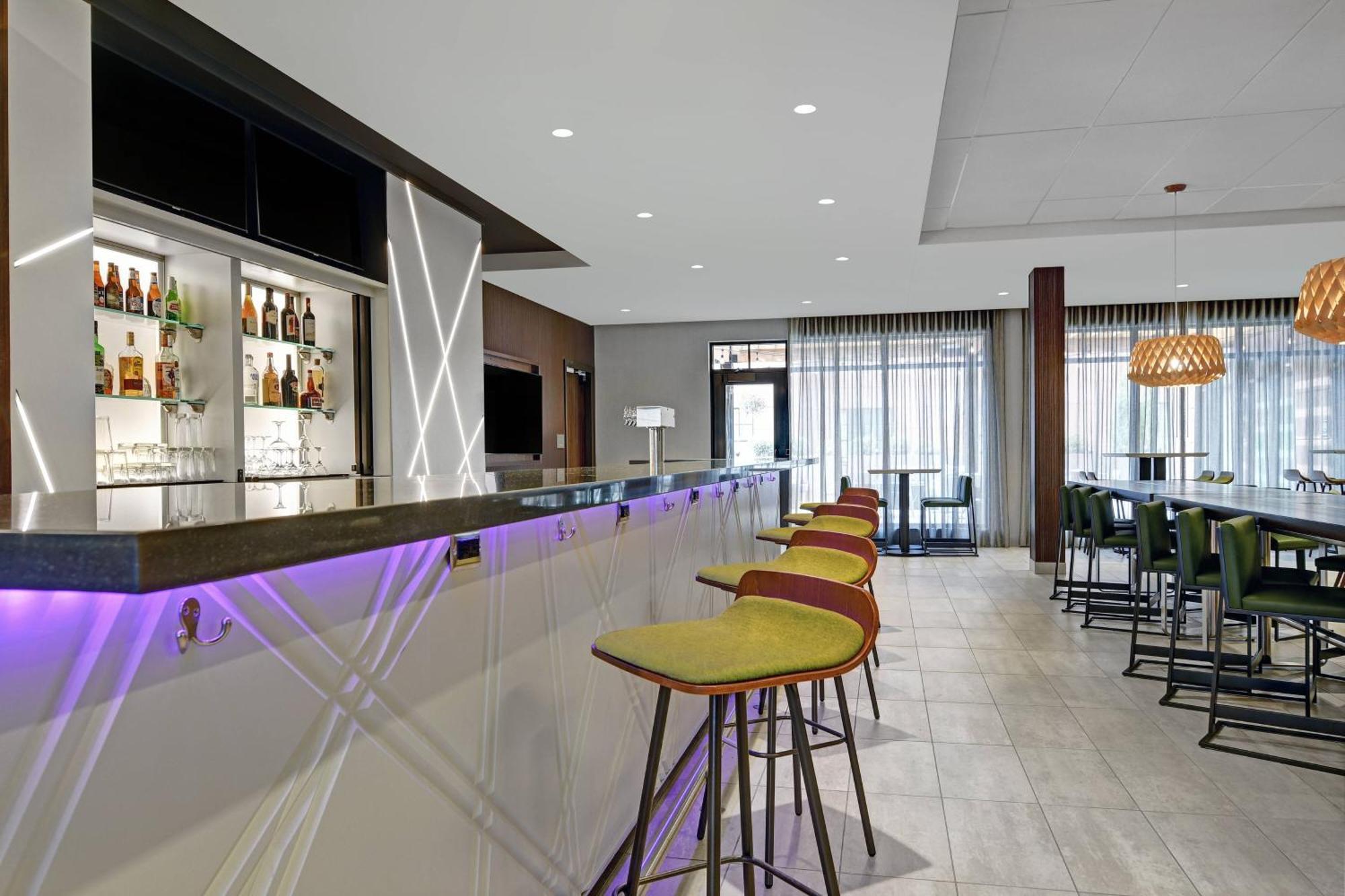 Courtyard By Marriott Manhattan Aggieville Bagian luar foto