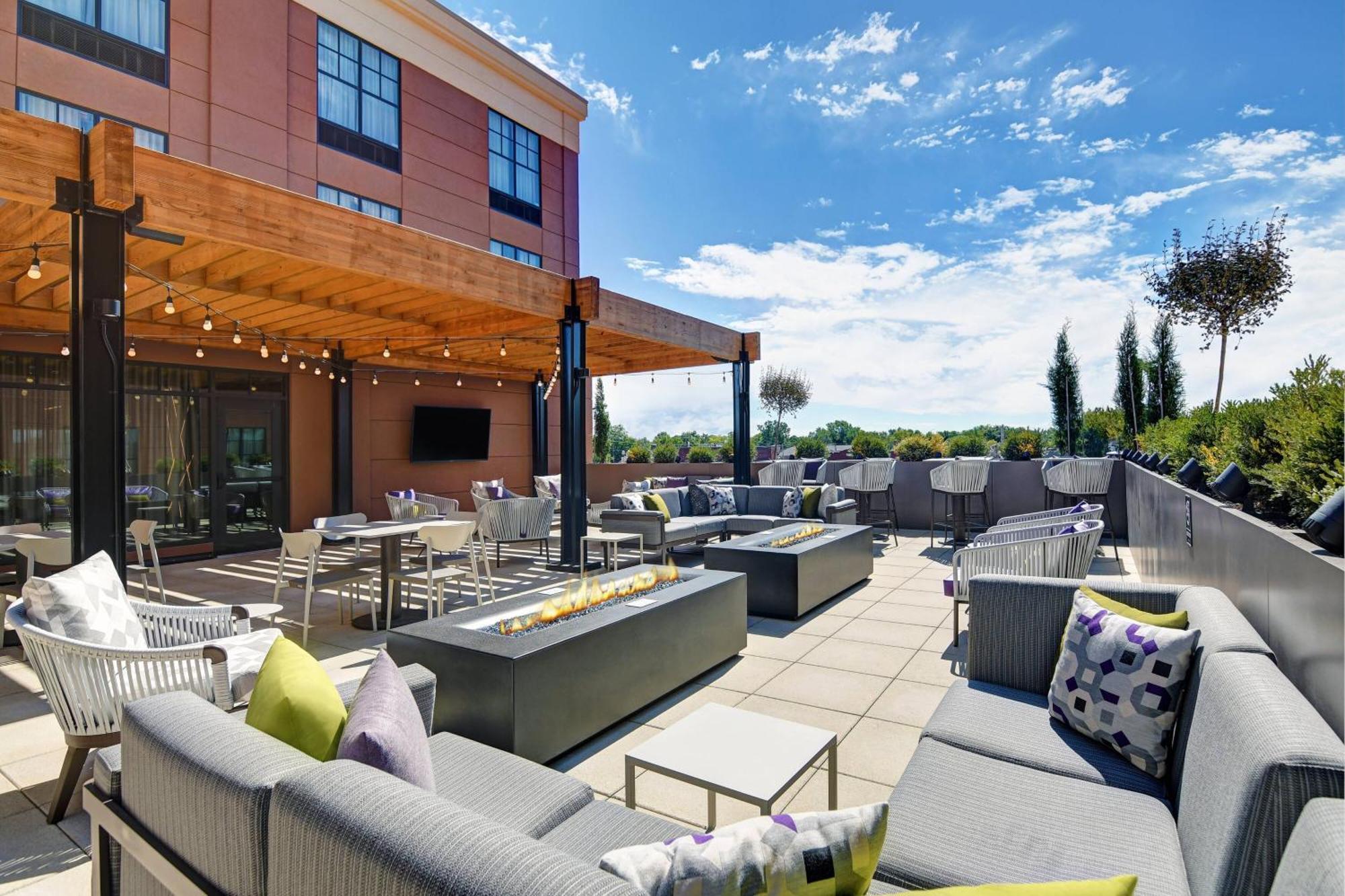Courtyard By Marriott Manhattan Aggieville Bagian luar foto