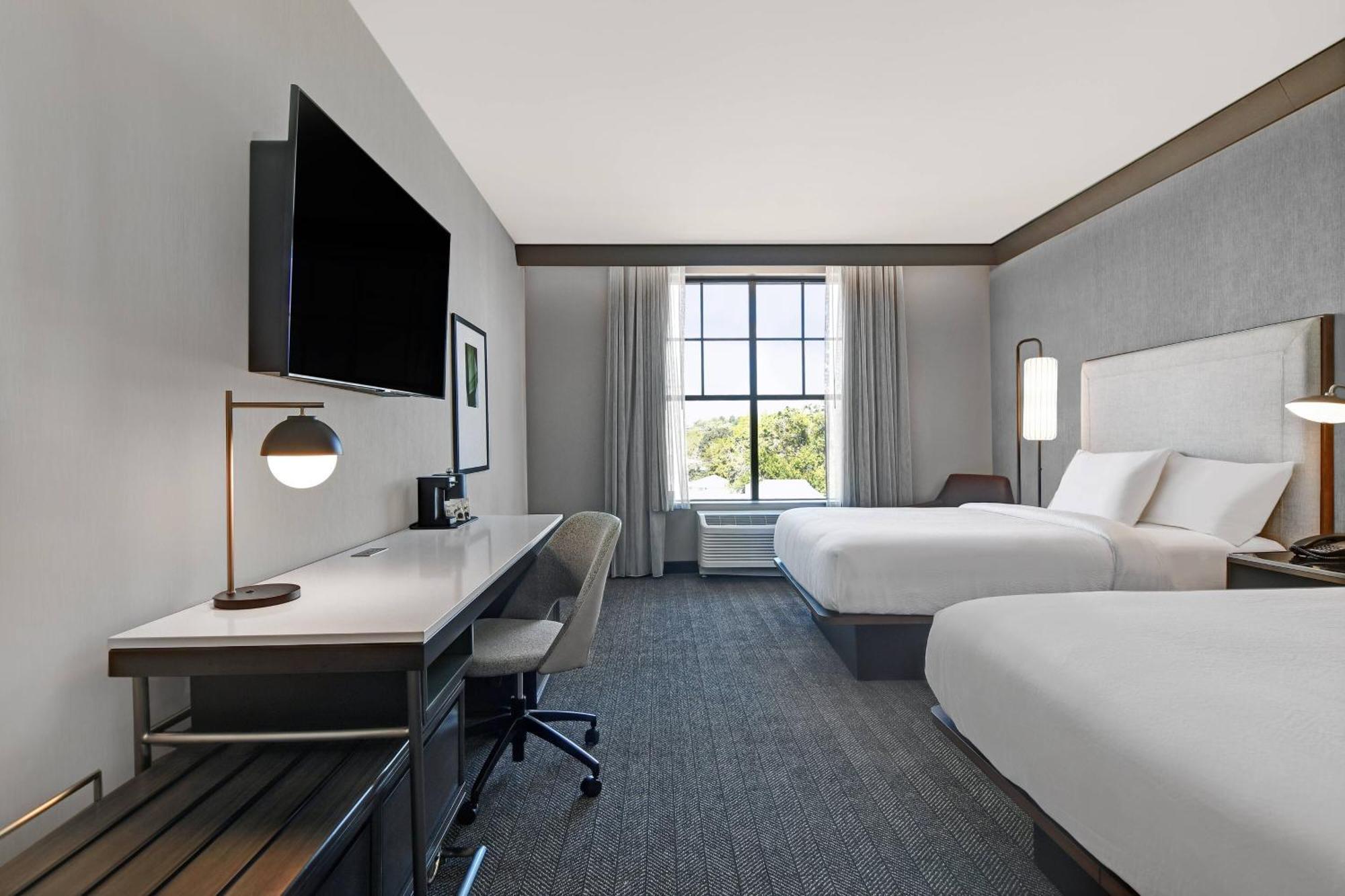 Courtyard By Marriott Manhattan Aggieville Bagian luar foto