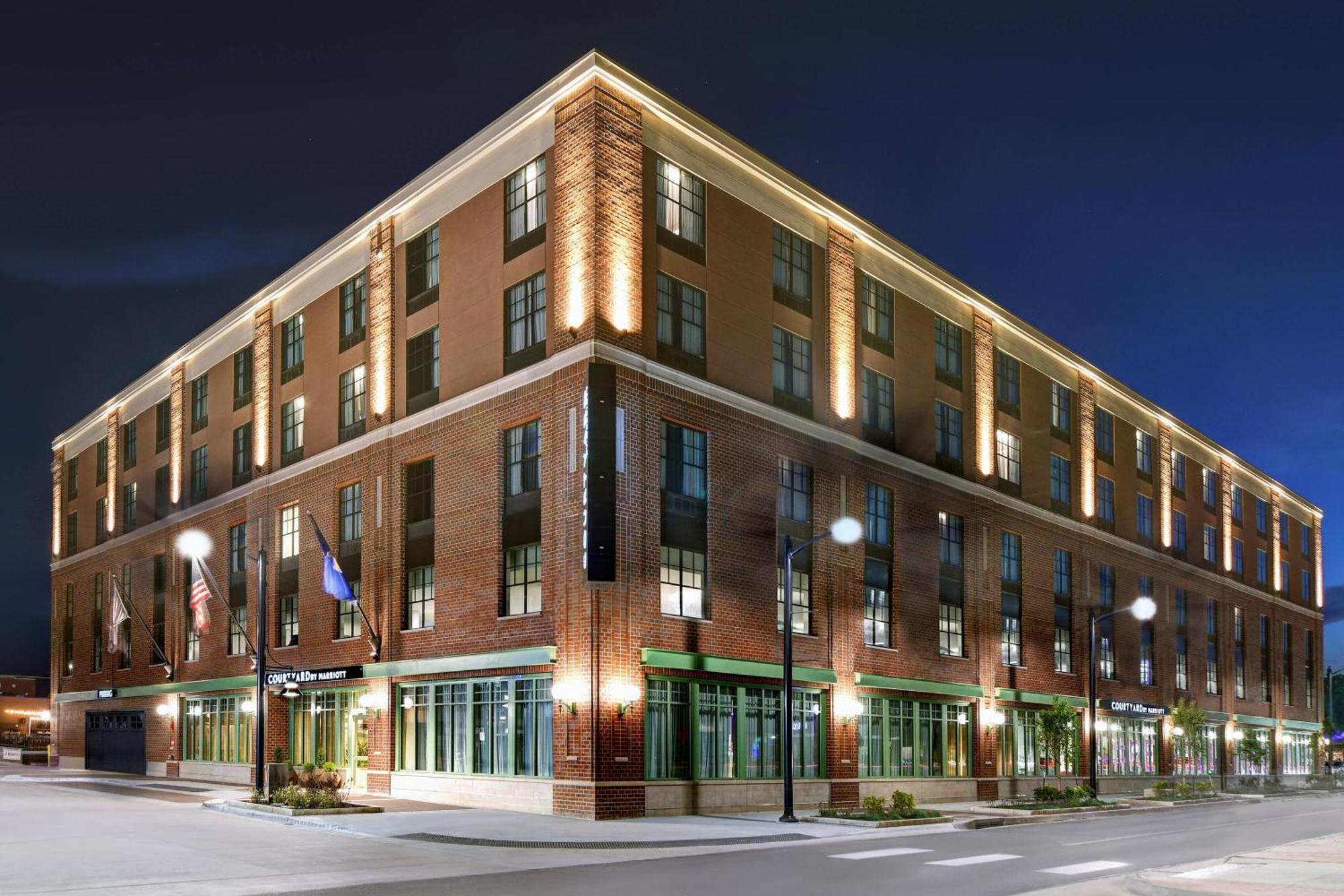 Courtyard By Marriott Manhattan Aggieville Bagian luar foto