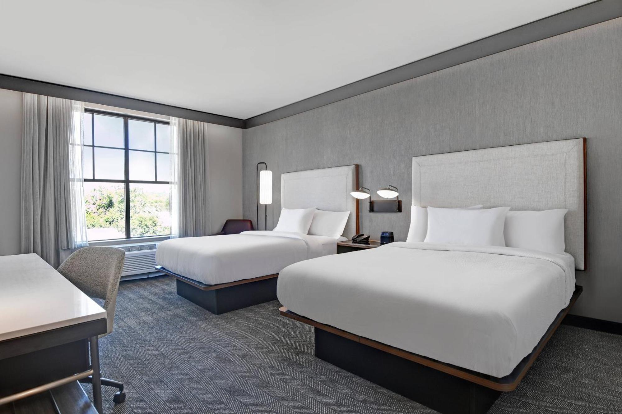 Courtyard By Marriott Manhattan Aggieville Bagian luar foto